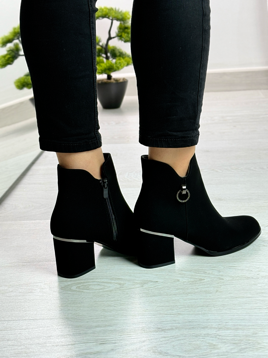 Loren_stivaletto nero con tacco