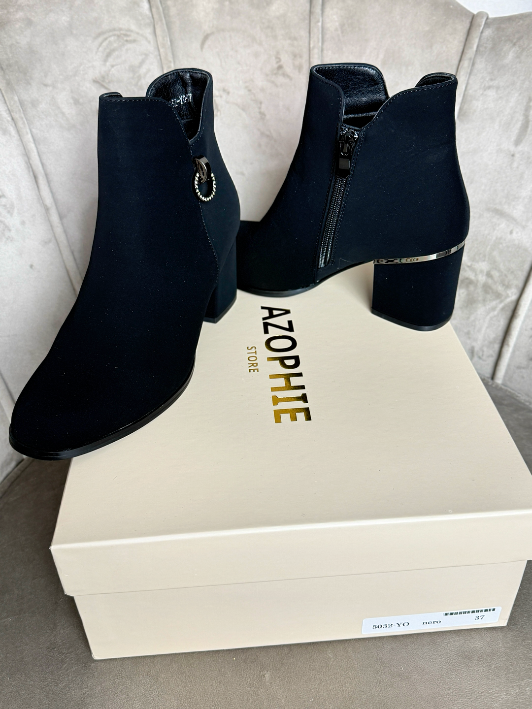 Loren_stivaletto nero con tacco