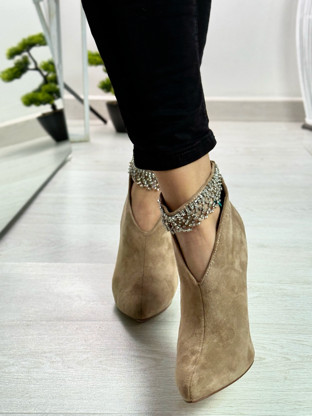 Elektra_tronchetto in camoscio con strass beige