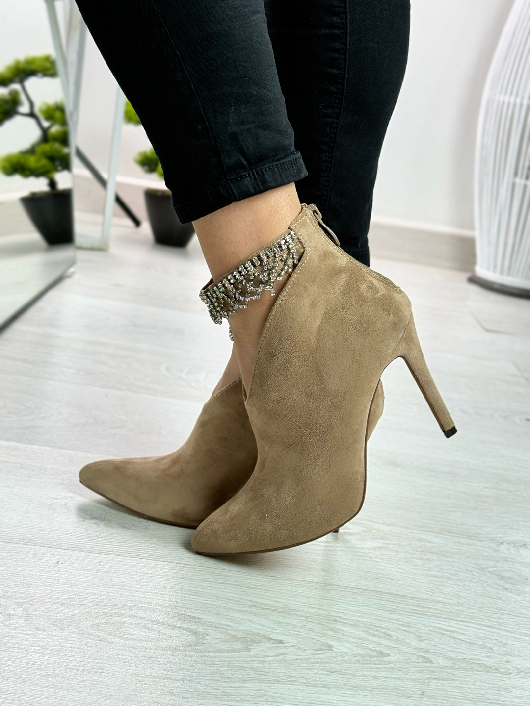 Elektra_tronchetto in camoscio con strass beige