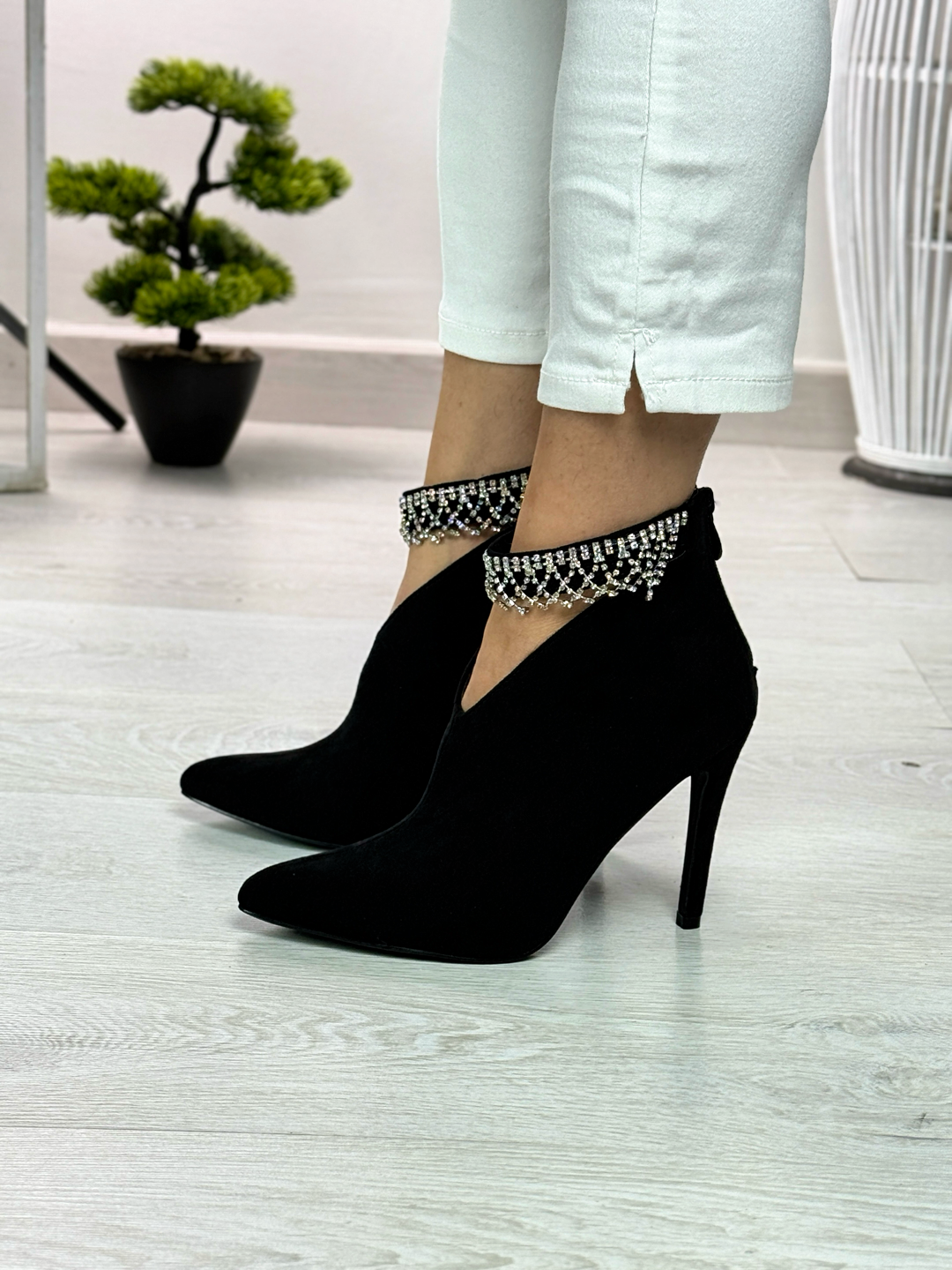 Elektra_tronchetto in camoscio con strass nero