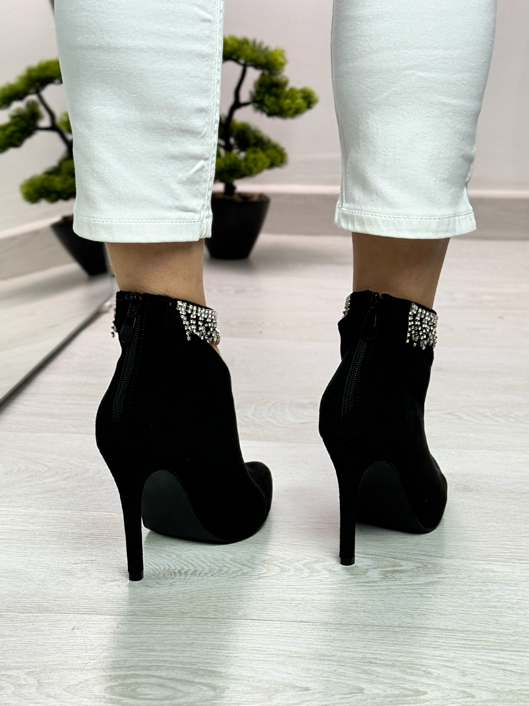 Elektra_tronchetto in camoscio con strass nero