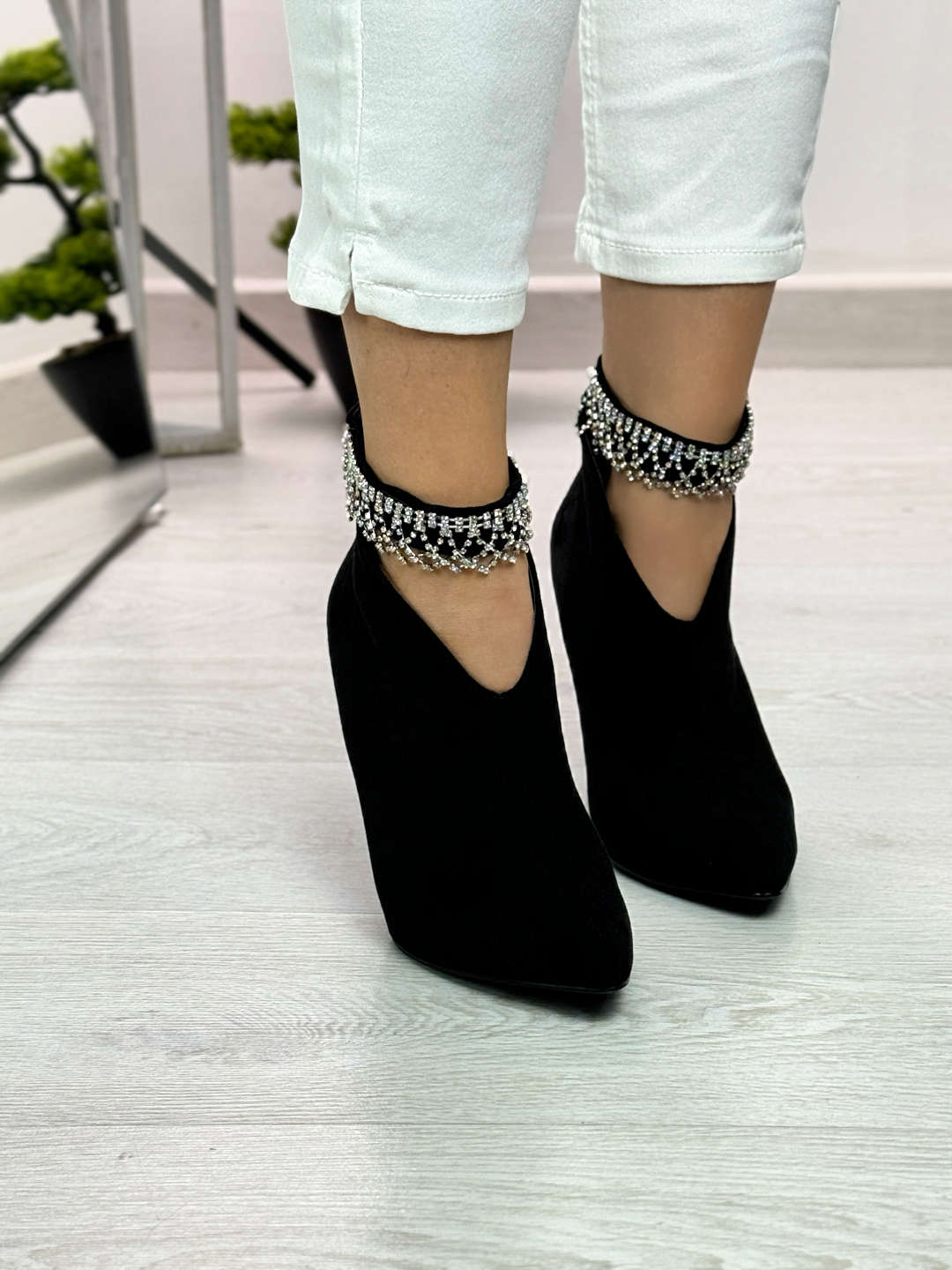 Elektra_tronchetto in camoscio con strass nero