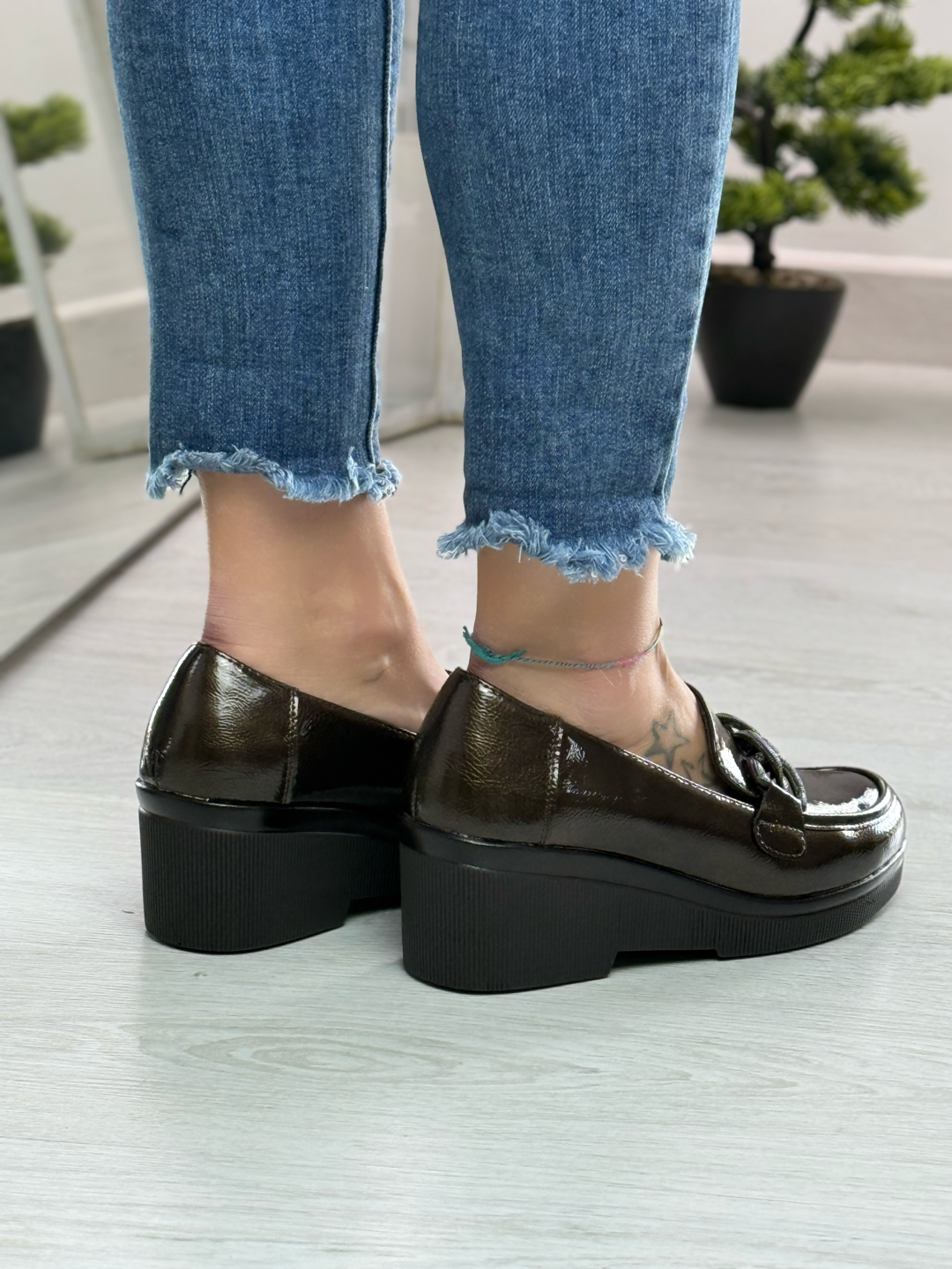 Merilyn_mocassino in vernice con zeppa color khaki