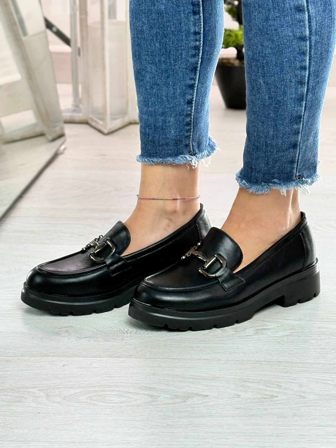 Julia_mocassino nero con dettaglio