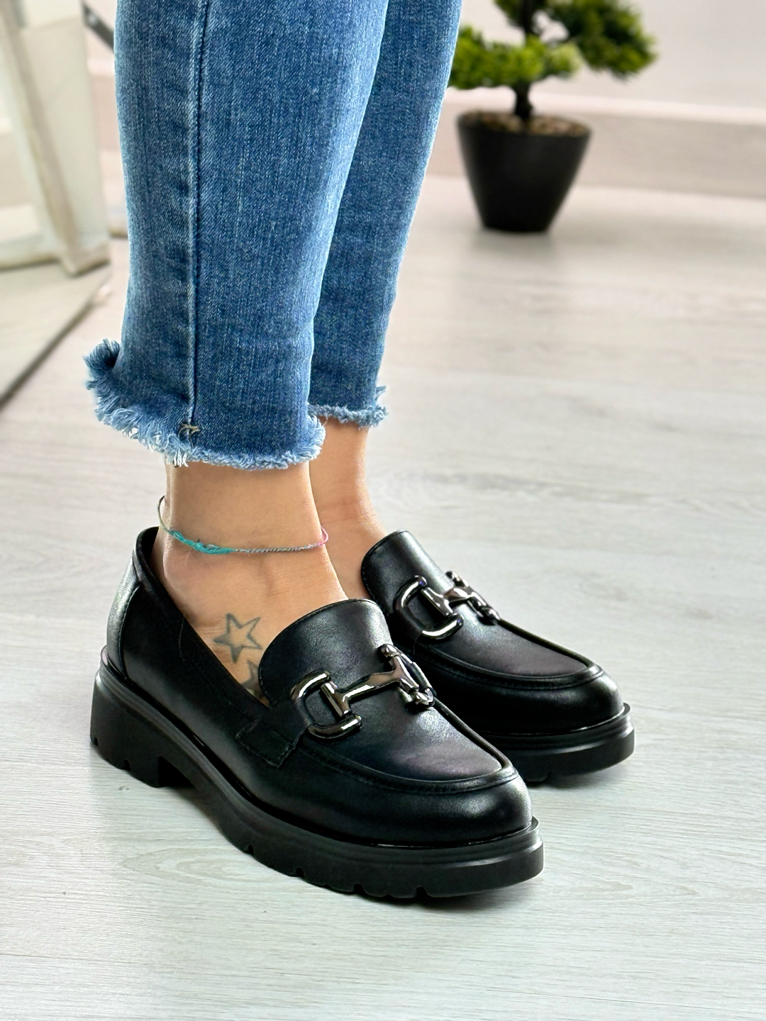 Julia_mocassino nero con dettaglio