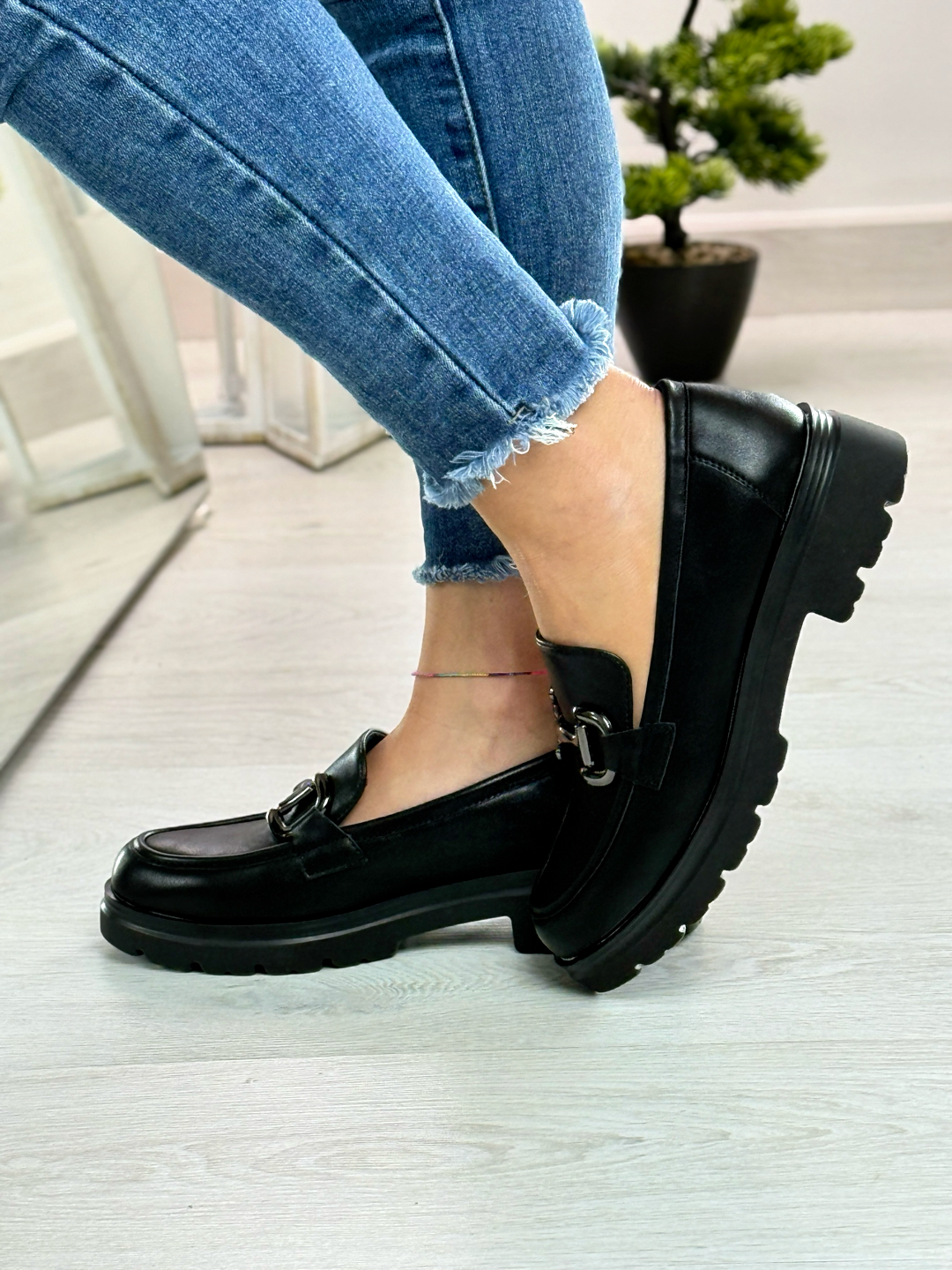 Julia_mocassino nero con dettaglio