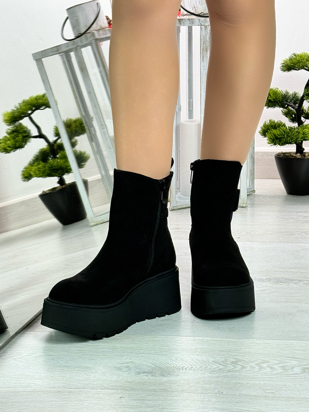 Debbie_stivaletto in camoscio con zeppa nero