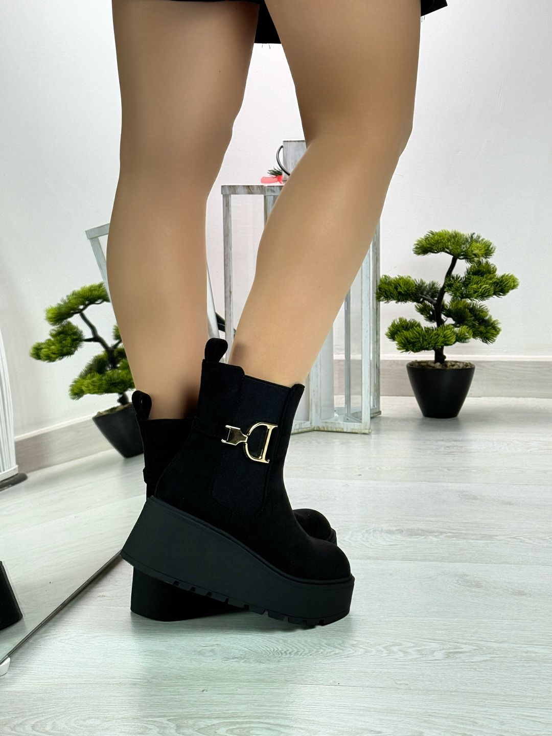 Debbie_stivaletto in camoscio con zeppa nero