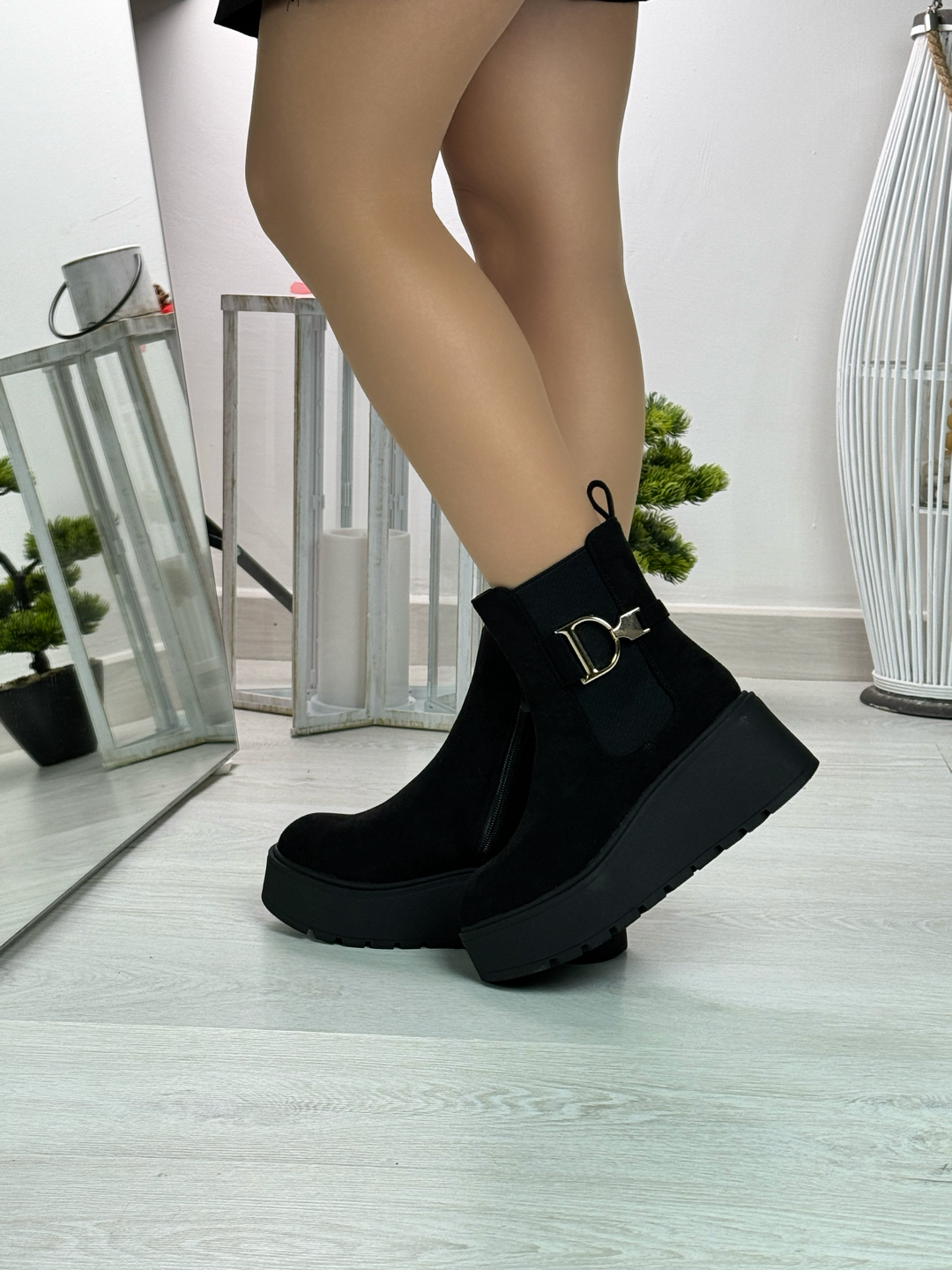 Debbie_stivaletto in camoscio con zeppa nero