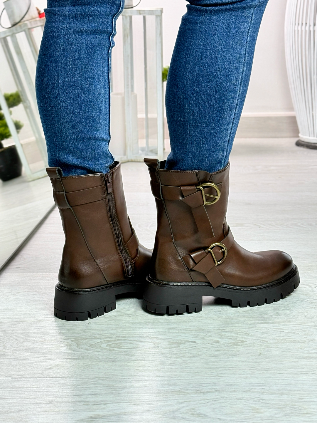 Ruby_stivaletto marrone con fibbie