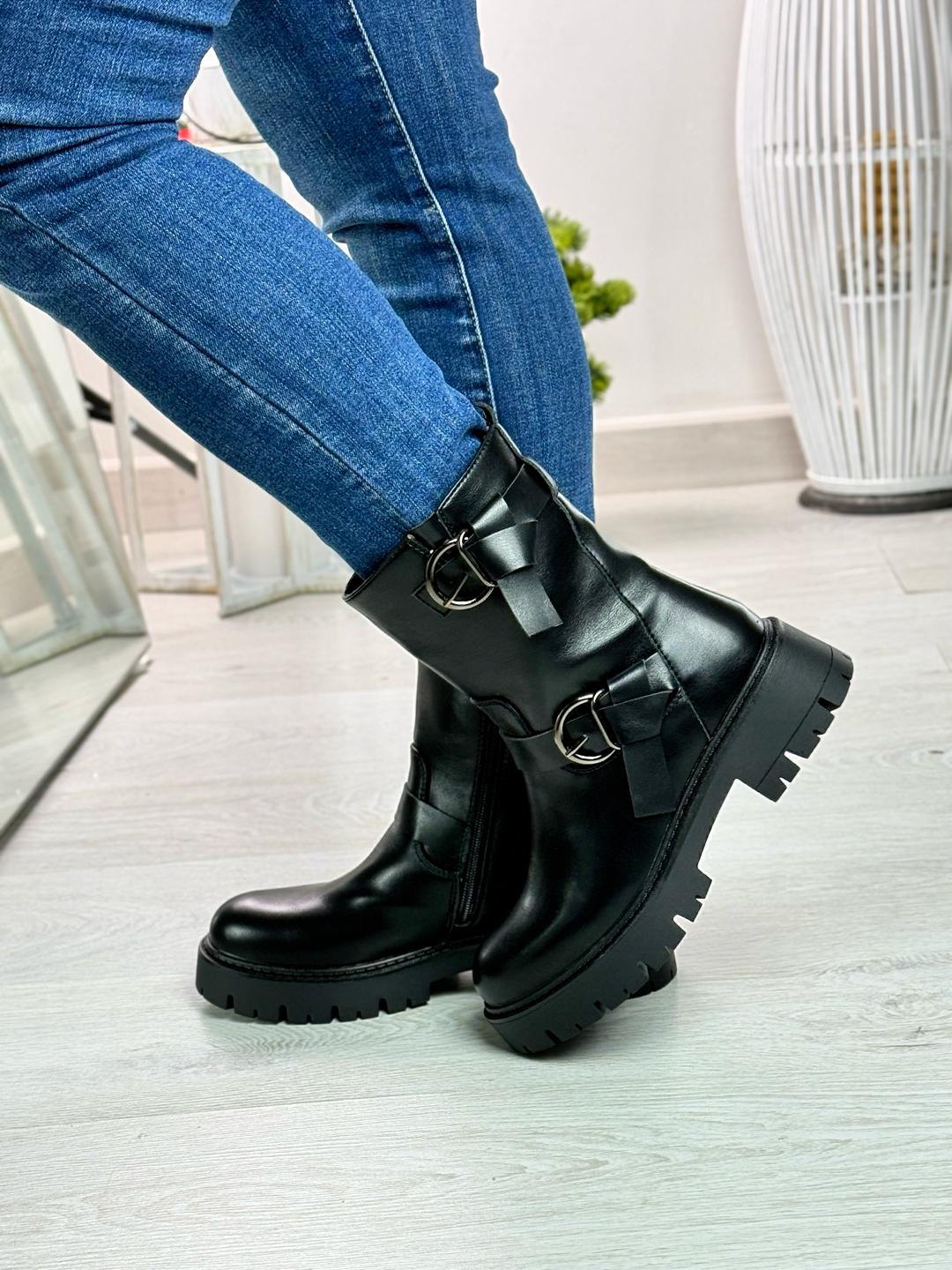 Ruby_stivaletto nero con fibbie