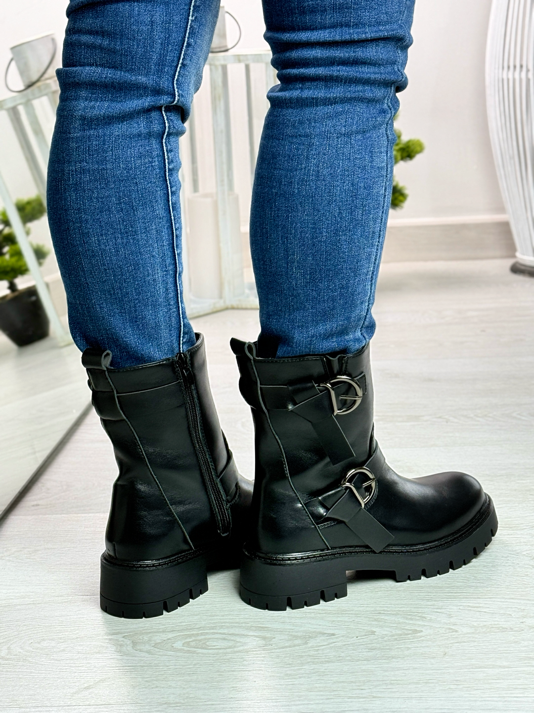 Ruby_stivaletto nero con fibbie