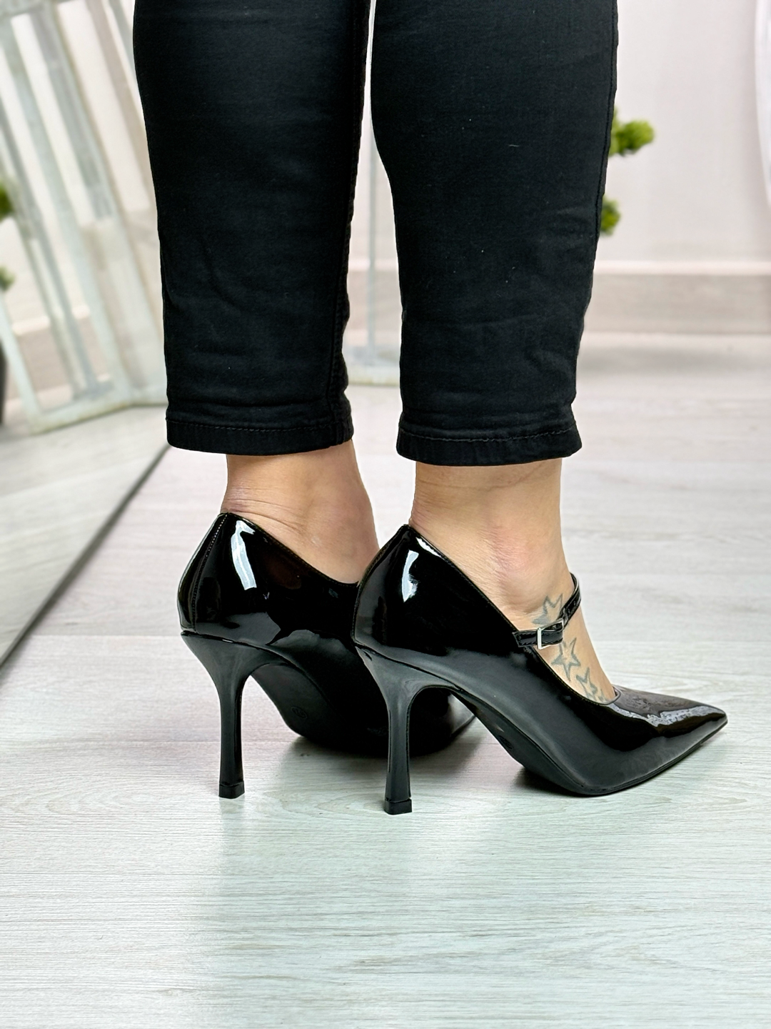 Safiria_decolletè nero in vernice con cinturino