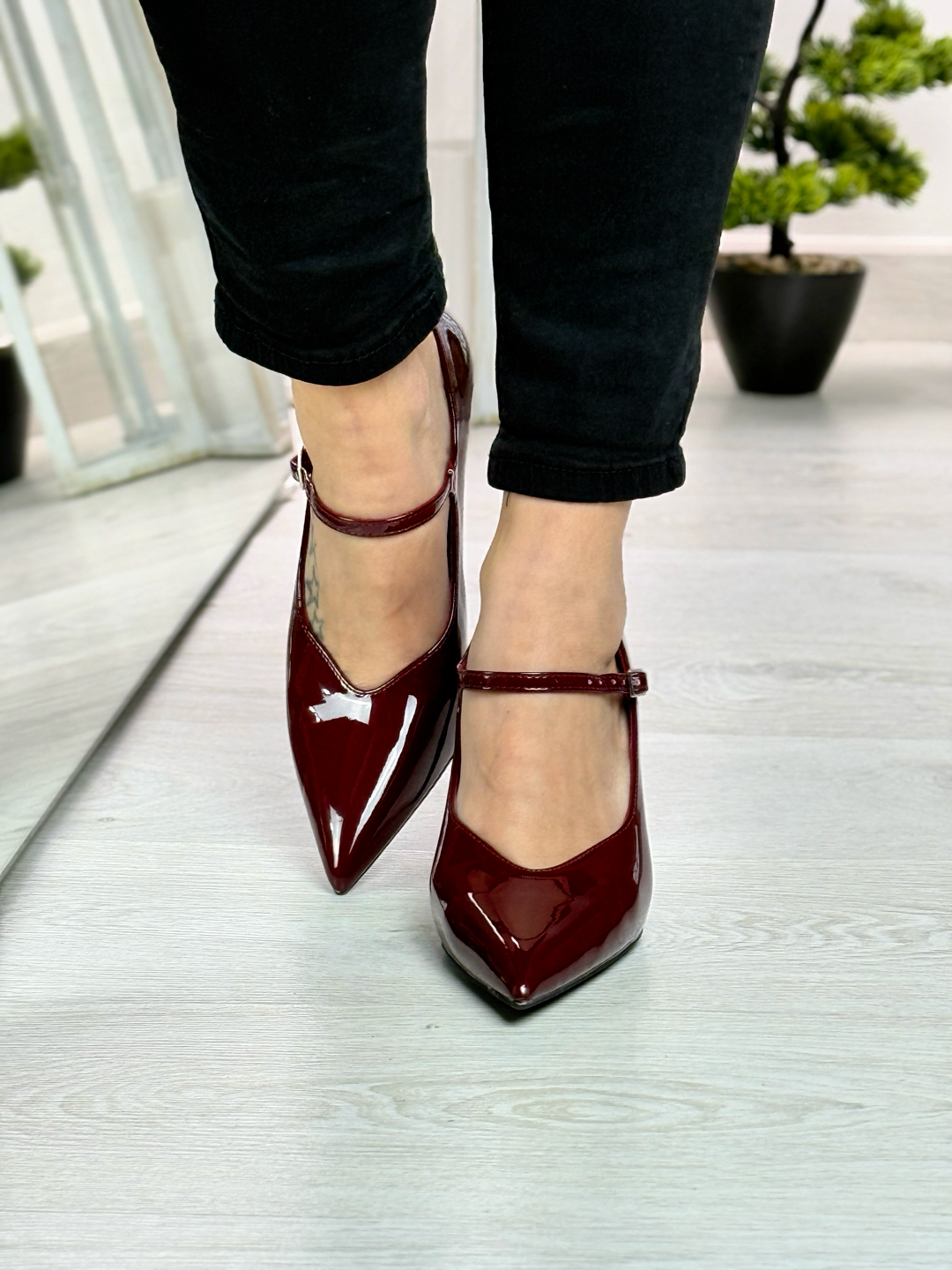 Safiria_decolletè in vernice bordeaux con cinturino