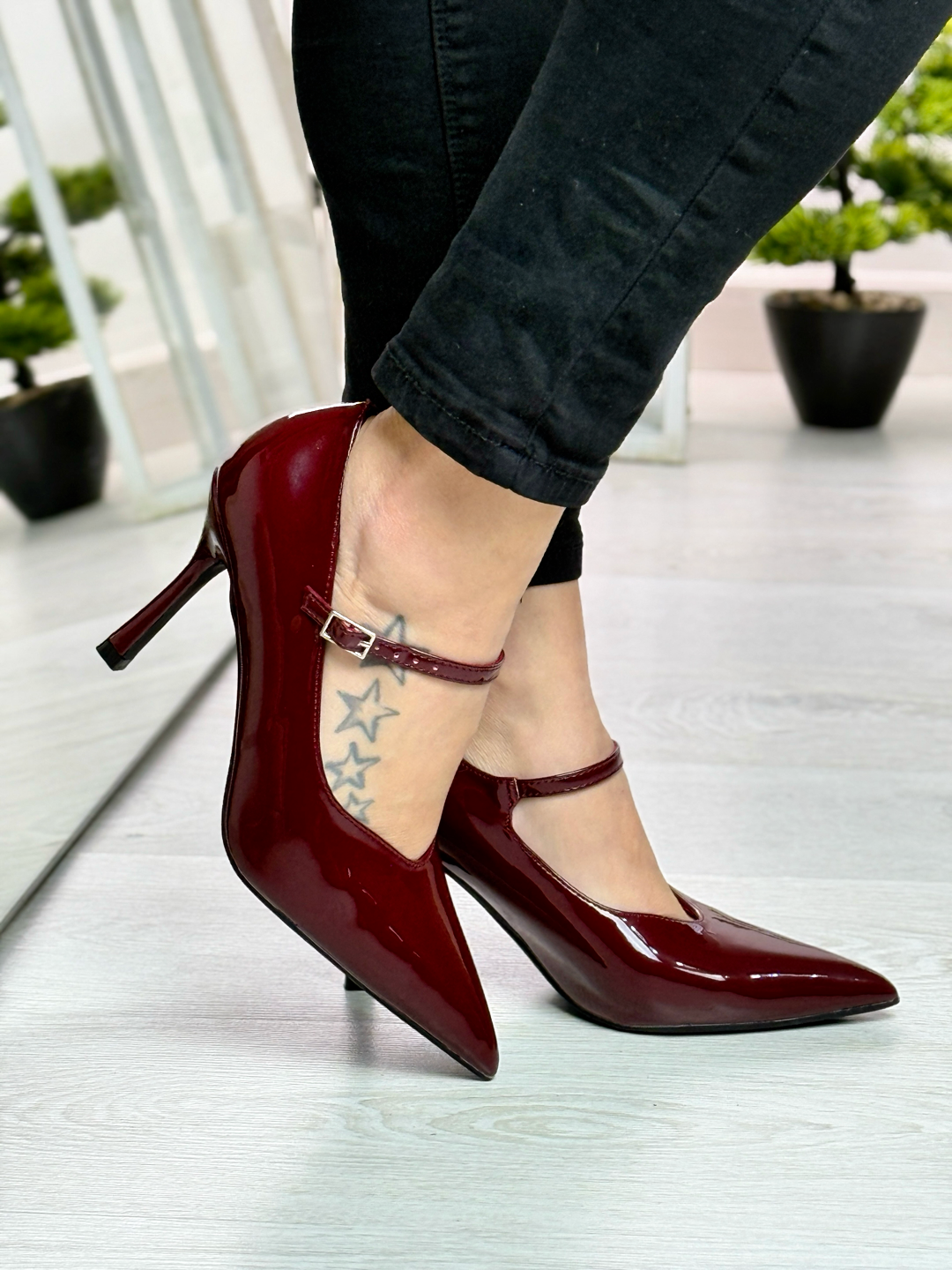 Safiria_decolletè in vernice bordeaux con cinturino