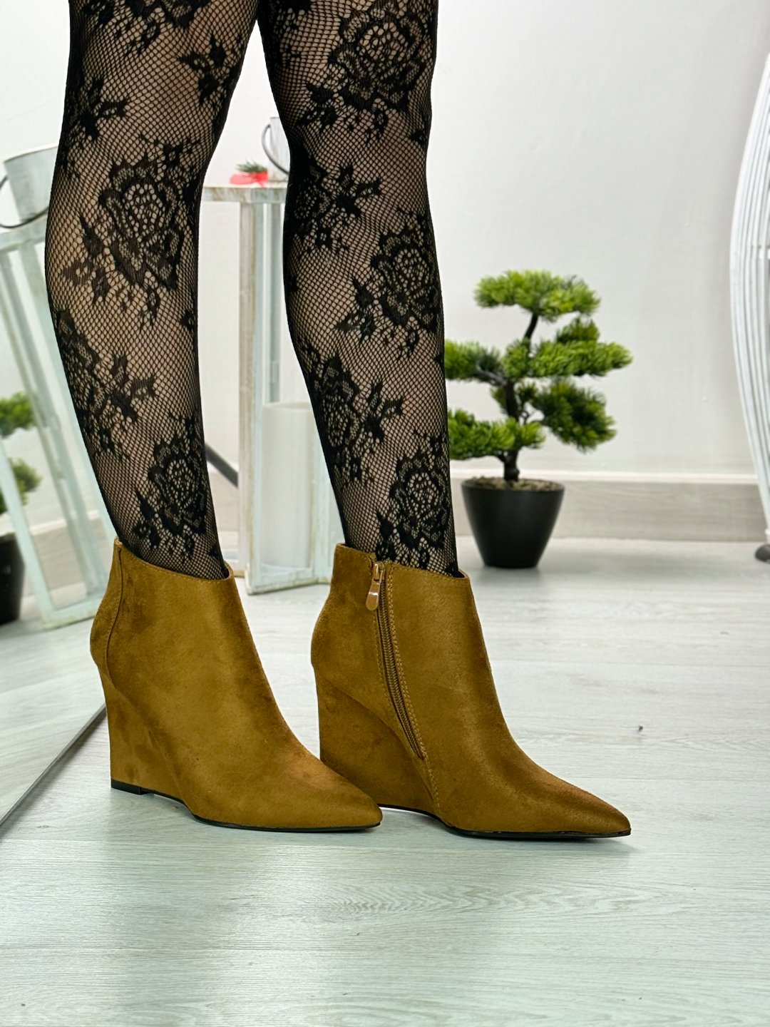 Sally_tronchetto in camoscio con zeppa color tabacco