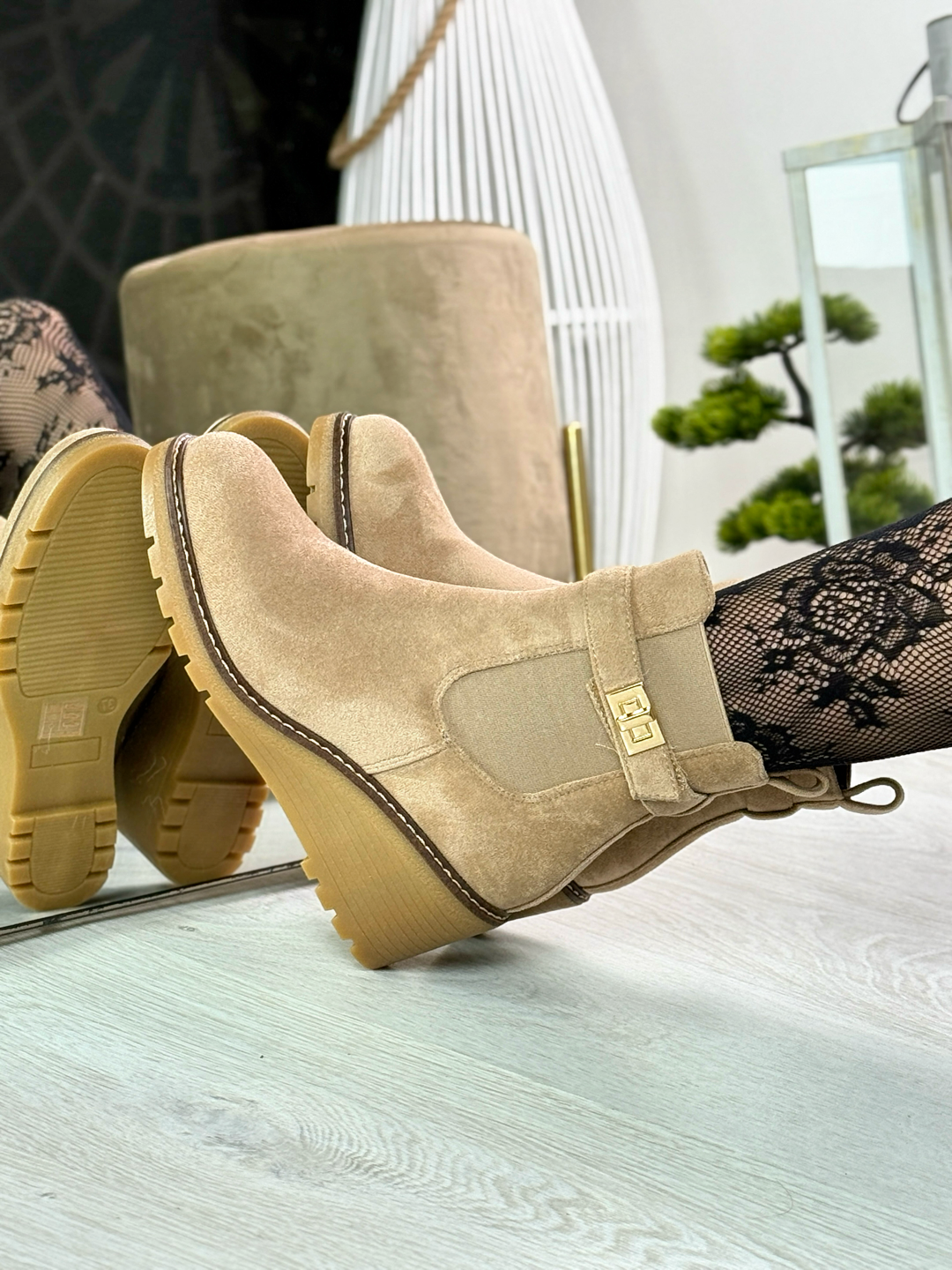 Amina_stivaletto in camoscio con zeppa color khaki