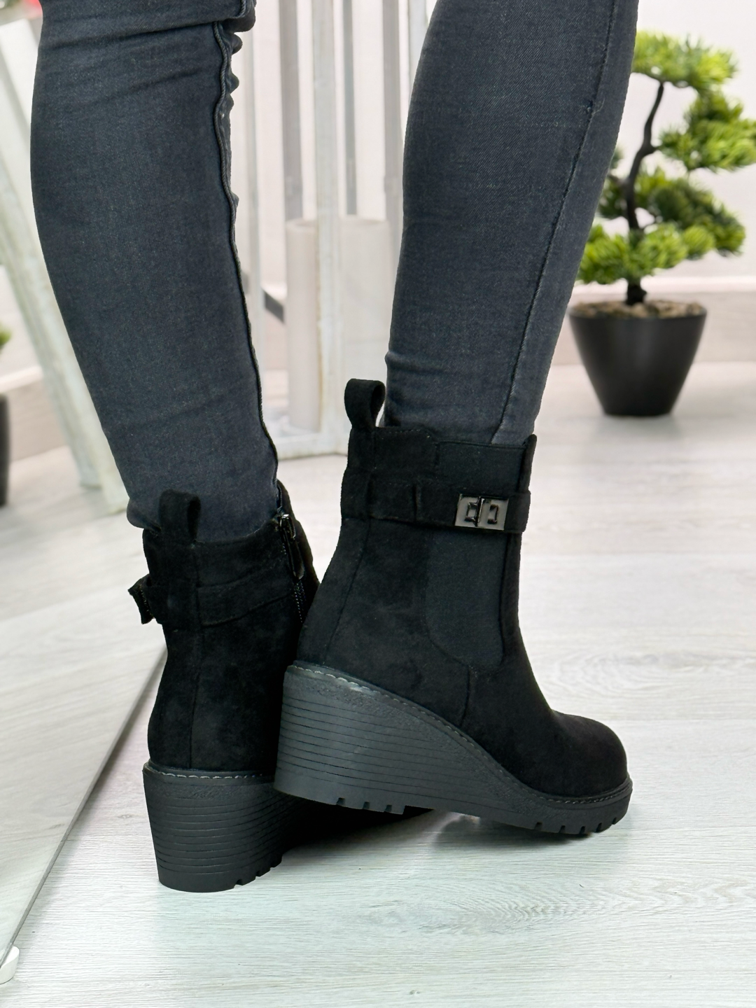 Amina_stivaletto in camoscio con zeppa nero