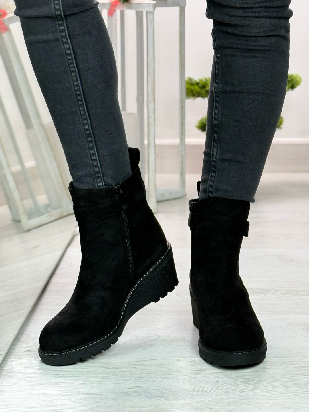 Amina_stivaletto in camoscio con zeppa nero