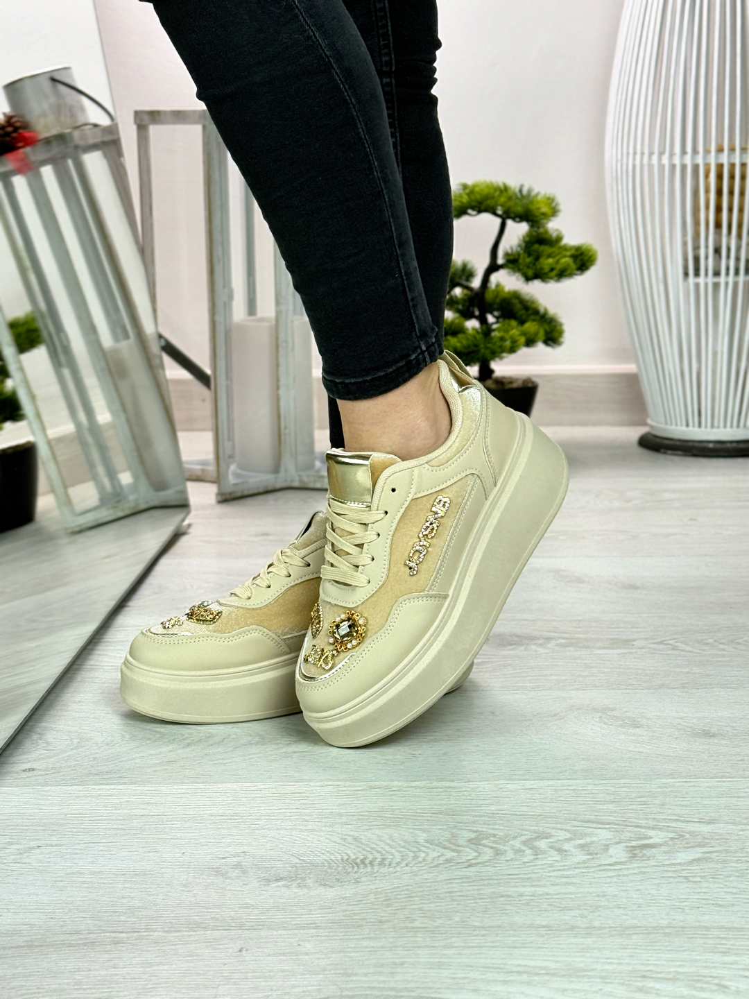 Melany_sneakers beige con gioielli