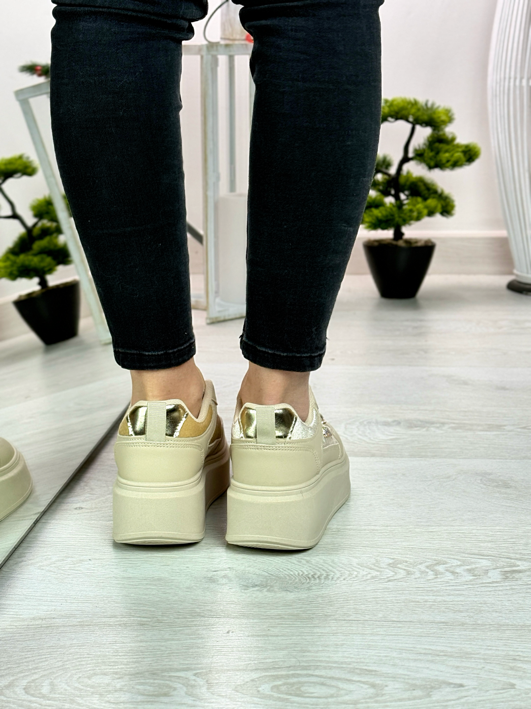 Melany_sneakers beige con gioielli