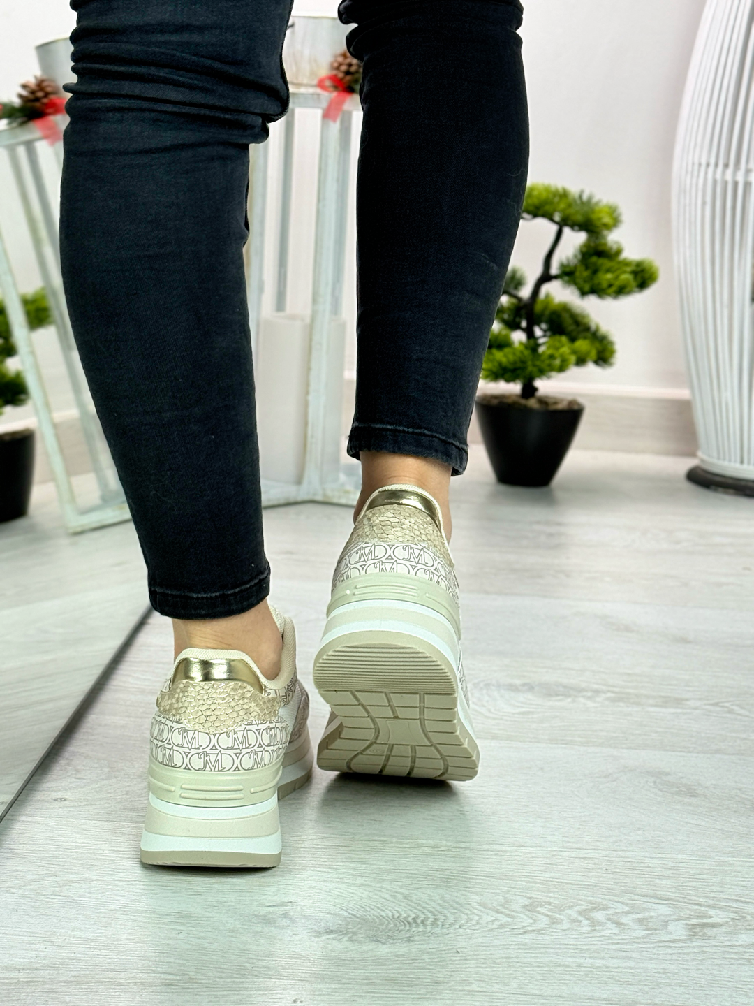 Jade_sneakers beige
