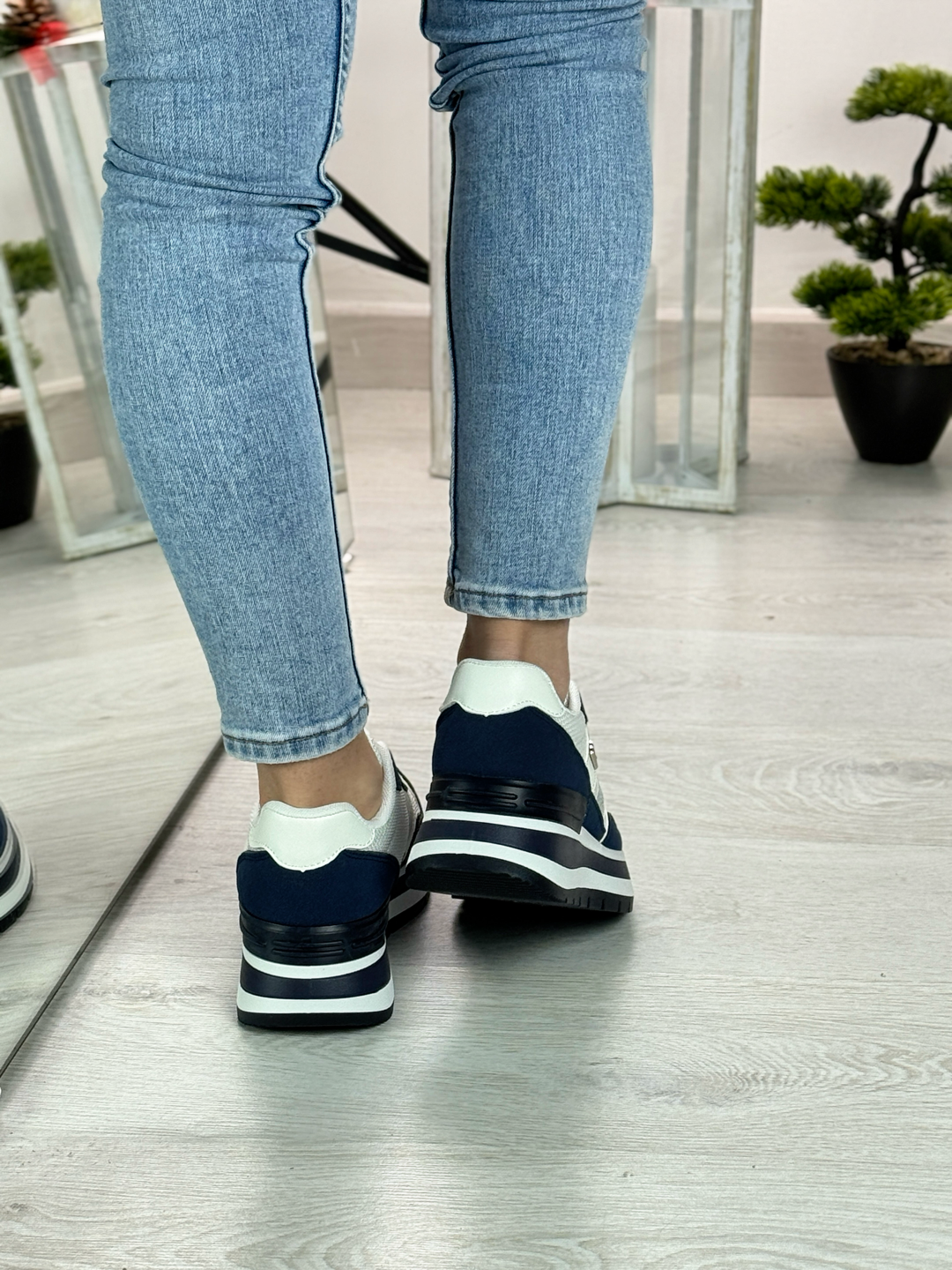 Maya_sneakers blu e bianca