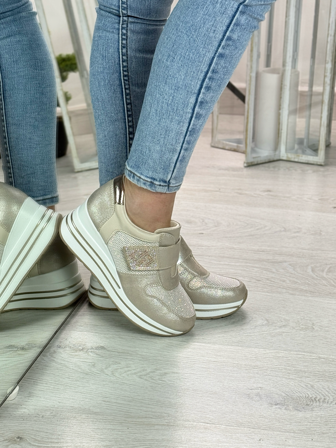 Chantal_sneakers comoda beige con strappo
