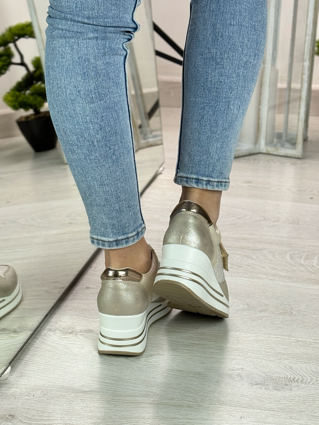 Chantal_sneakers comoda beige con strappo