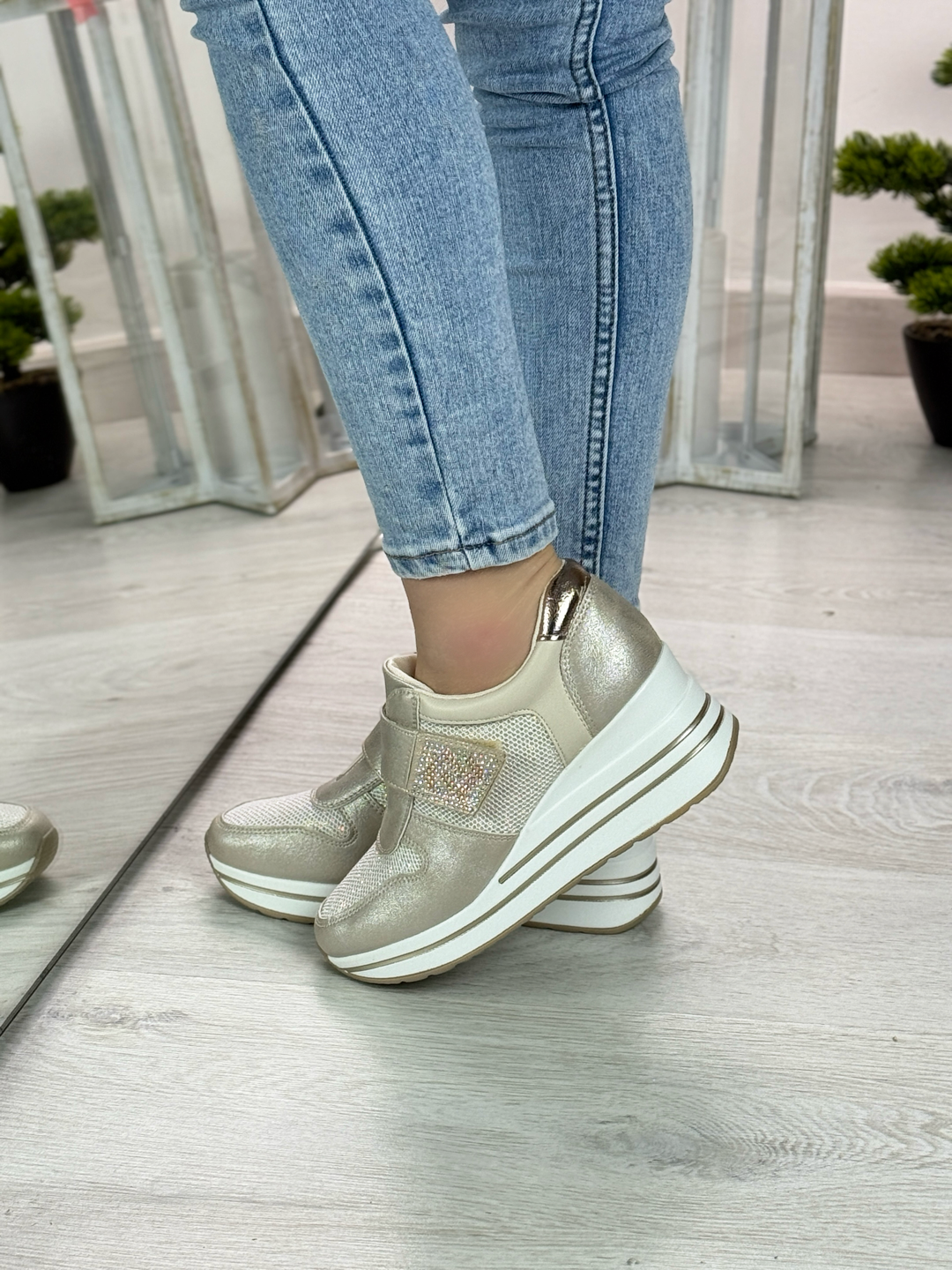 Chantal_sneakers comoda beige con strappo