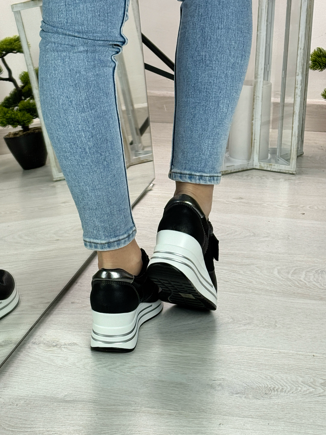 Chantal_sneakers comoda nera con strappo