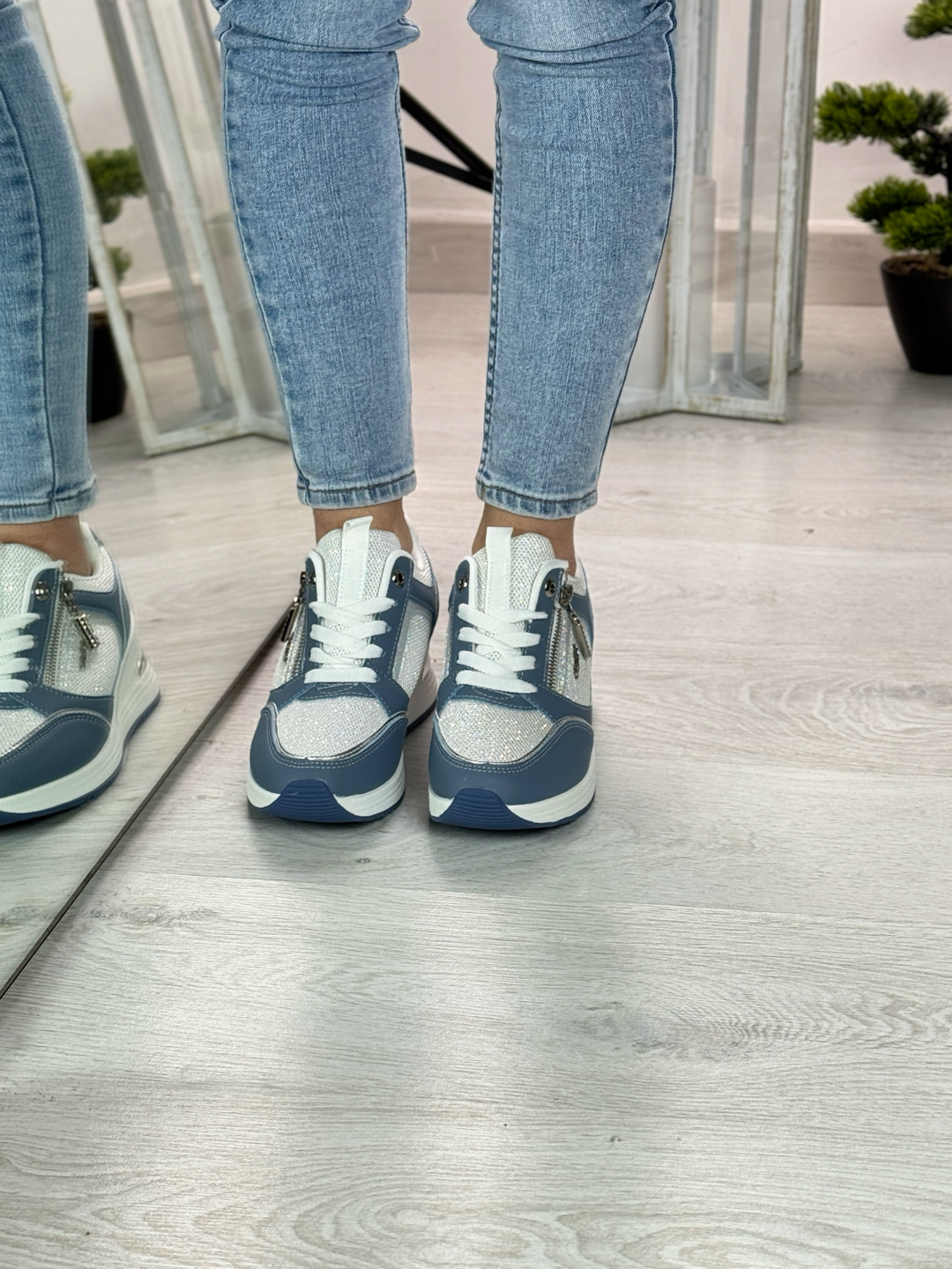 Camila_sneakers azzurra con zeppa