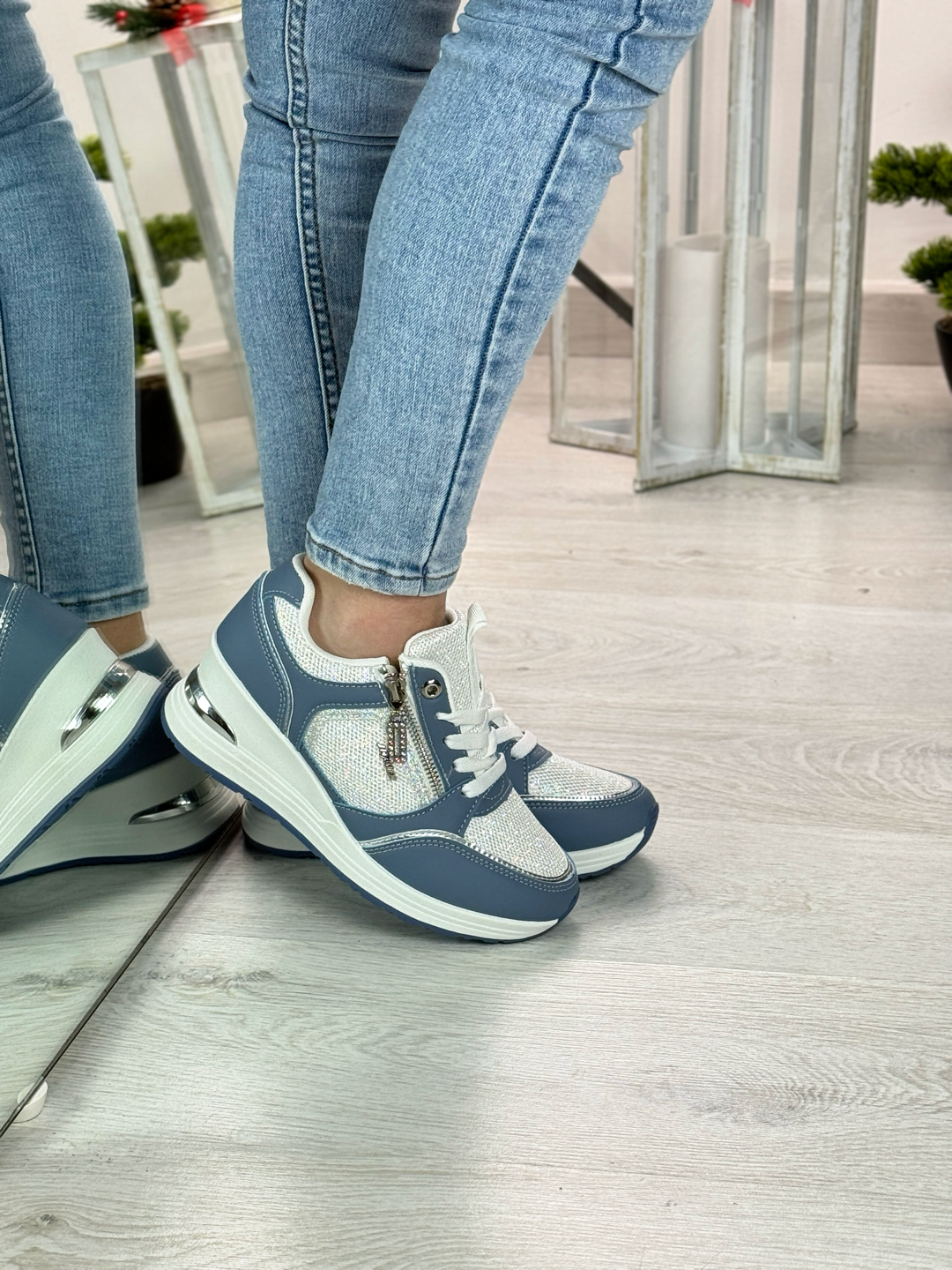 Camila_sneakers azzurra con zeppa